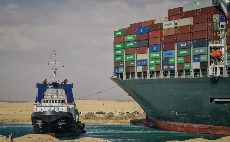 Египет сообщил о рекордном падении доходов от Суэцкого канала