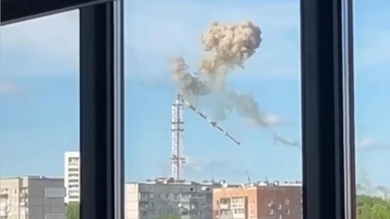 Кадры обрушения телебашни в Харькове после удара