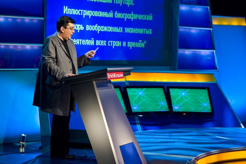Ведущий Кулешов заявил, что мантии в «Своей игре» появились из-за бедности участников